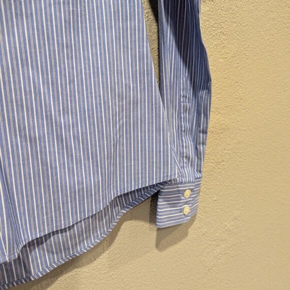 Banana Republic * Fitted Non-Iron Blue Stripe Shirt * Women's size 6 - Picture 2 of 7
